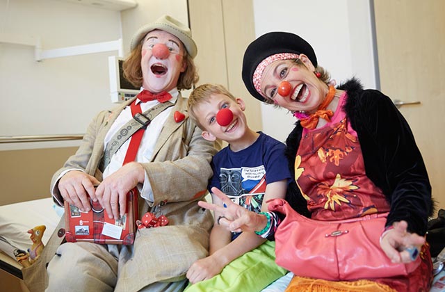 Das ROTE NASEN-Team – 2 Clowns bei Kind im krankenhaus für einen guten Zweck
