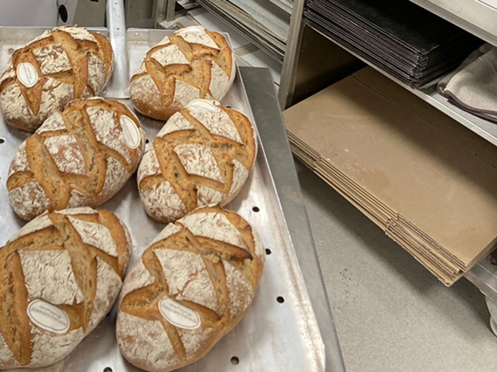 Frisch gebackene Brote zum Welttag des Backens